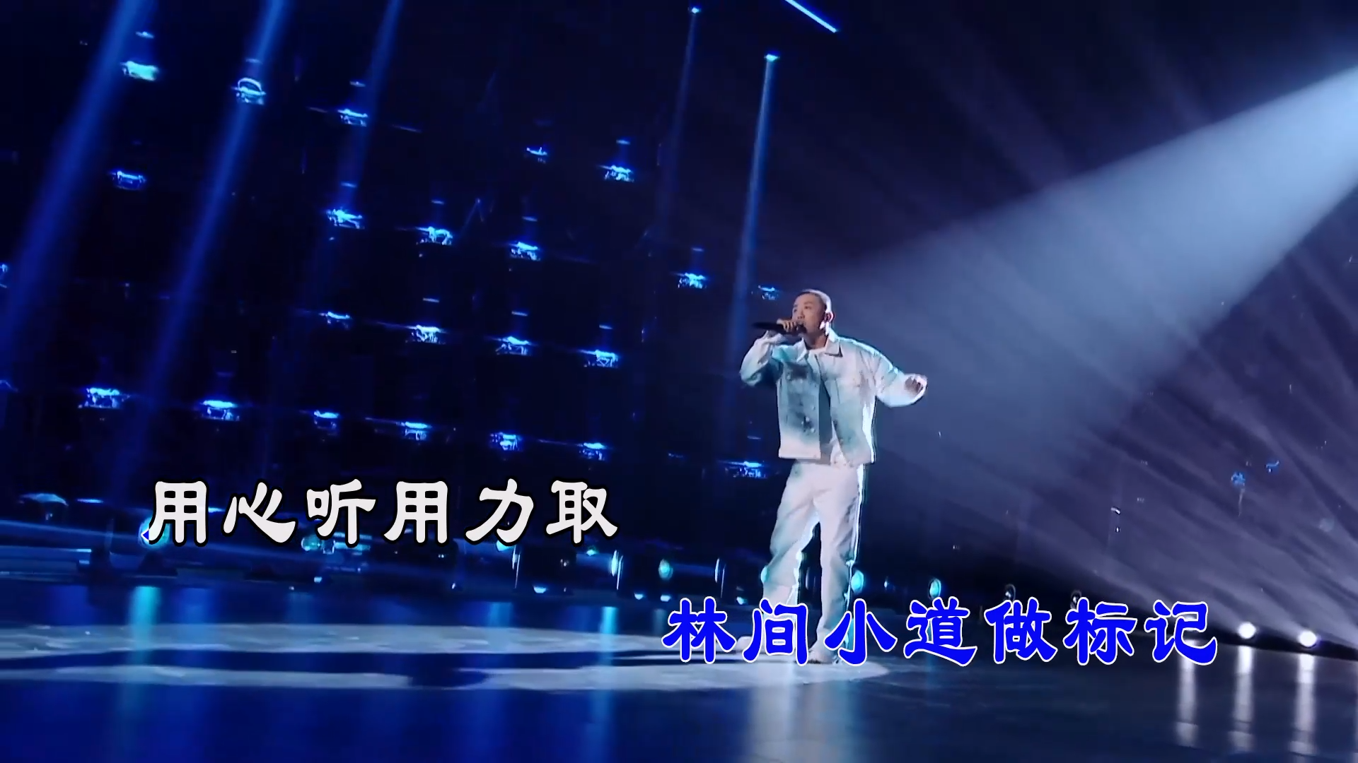 【米柒视频网】GAI – 兰花草 (Dj阿亮 VinaHouse Mix) 现场mv [www.mqmix.com].mp4