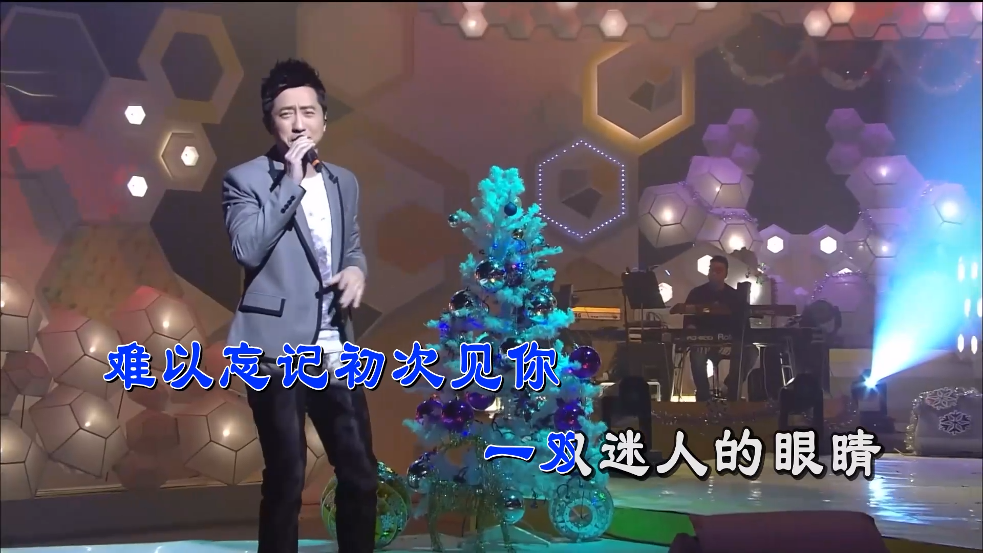 【米柒视频网】庾澄庆 – 情非得已(Chanh LakHouseMix) 现场vj [www.mqmix.com].mp4