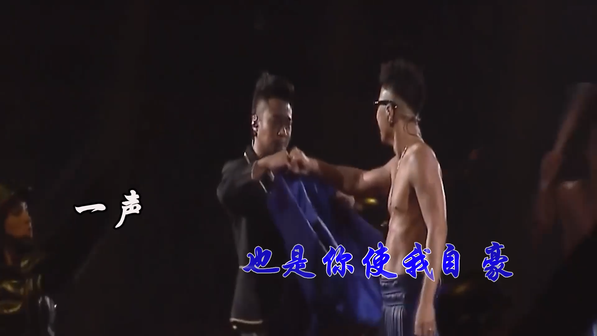 【米柒视频网】郑伊健vs陈小春 – 热血燃烧 (DjRer VinaHouse Mix) 现场mv [www.mqmix.com].mp4